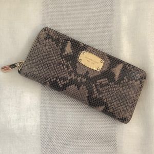 Michael Kors Full-zip Wallet